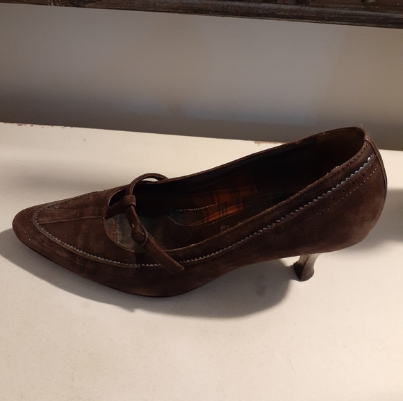 AQUATALIA By Marvin K Brown Suede Kitten-Heel Pumps - Size 6.5 - Picture 2 of 7